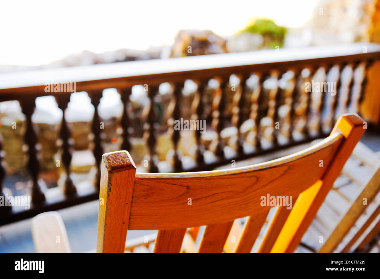 Da dietro il legno vuota la sedia a dondolo, ringhiera di balcone vista a Mohonk Mountain House di New Paltz, New York, Stati Uniti d'America 2012 Foto Stock