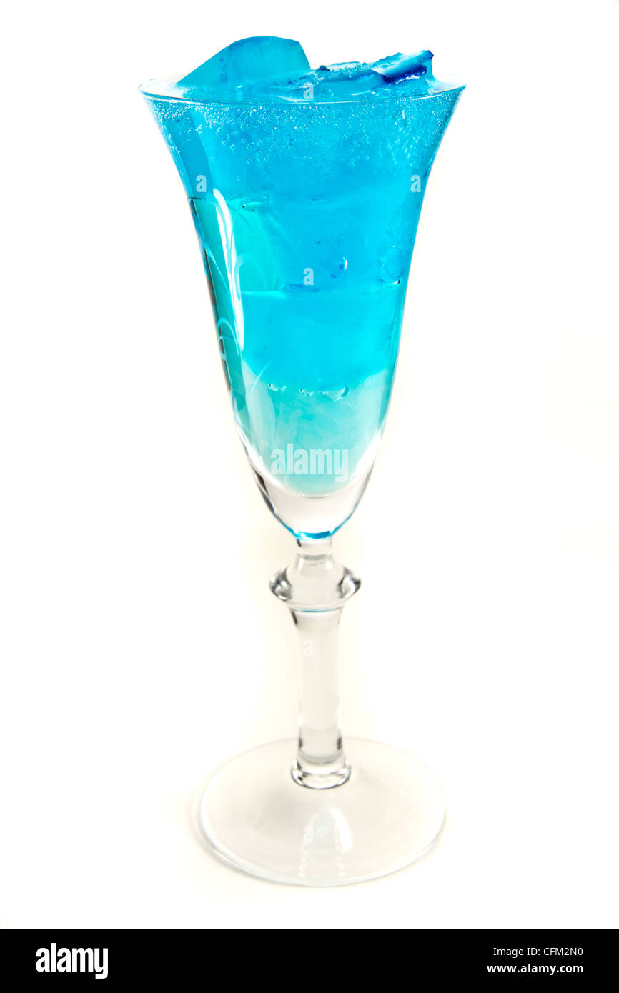 Immagine di un bicchiere di vino con icecubes blu Foto Stock