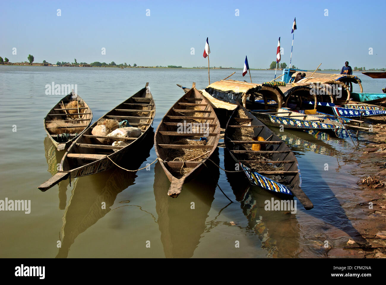 Piroghe legato alla banca di fiume in Mopti, Mali. Foto Stock