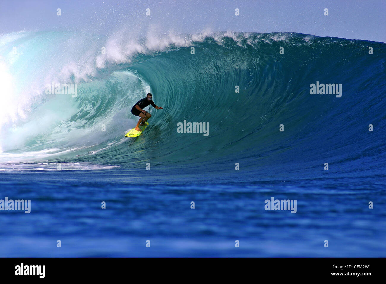 Navigare nella camera di una onda al G-Land o Grajagan Bay in Java Orientale, Indonesia. Foto Stock