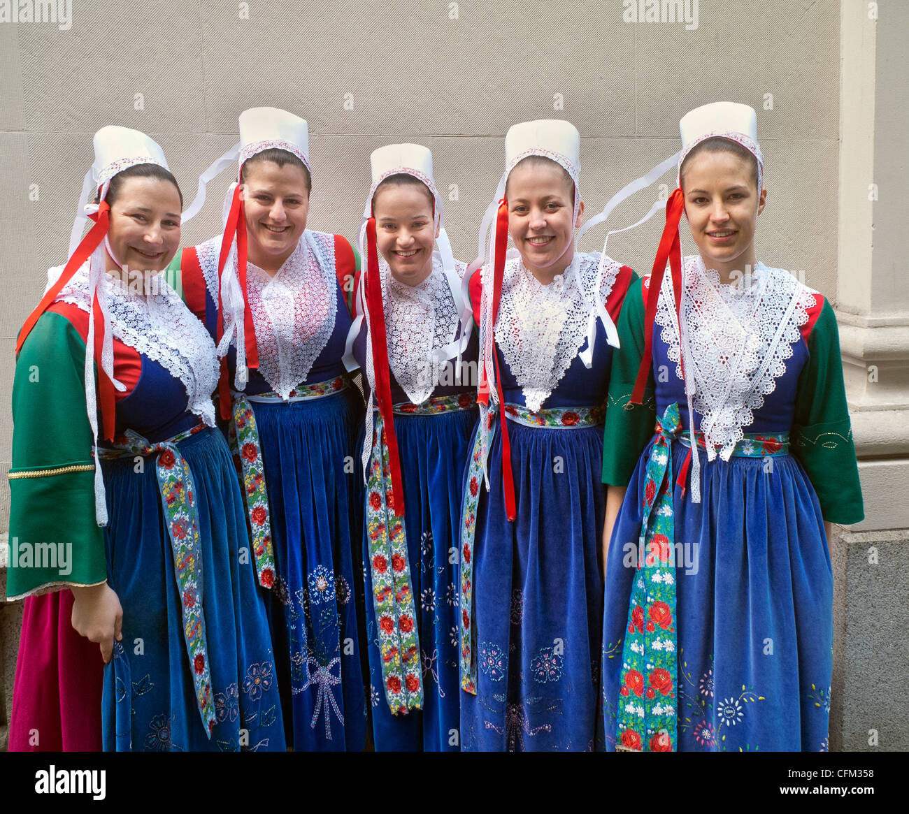 adulti vestiti con costumi tradizionali francesi alla sfilata di Tartan a Manhattan NYC Foto Stock