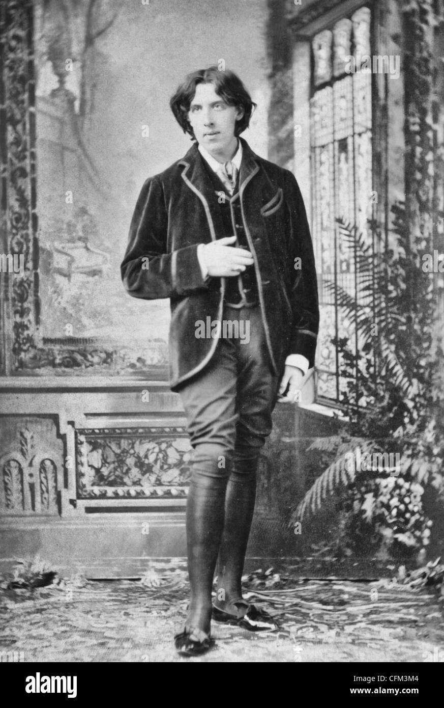 Oscar Wilde, ritratto a figura intera, in piedi con la mano destra in vita, circa 1882 Foto Stock