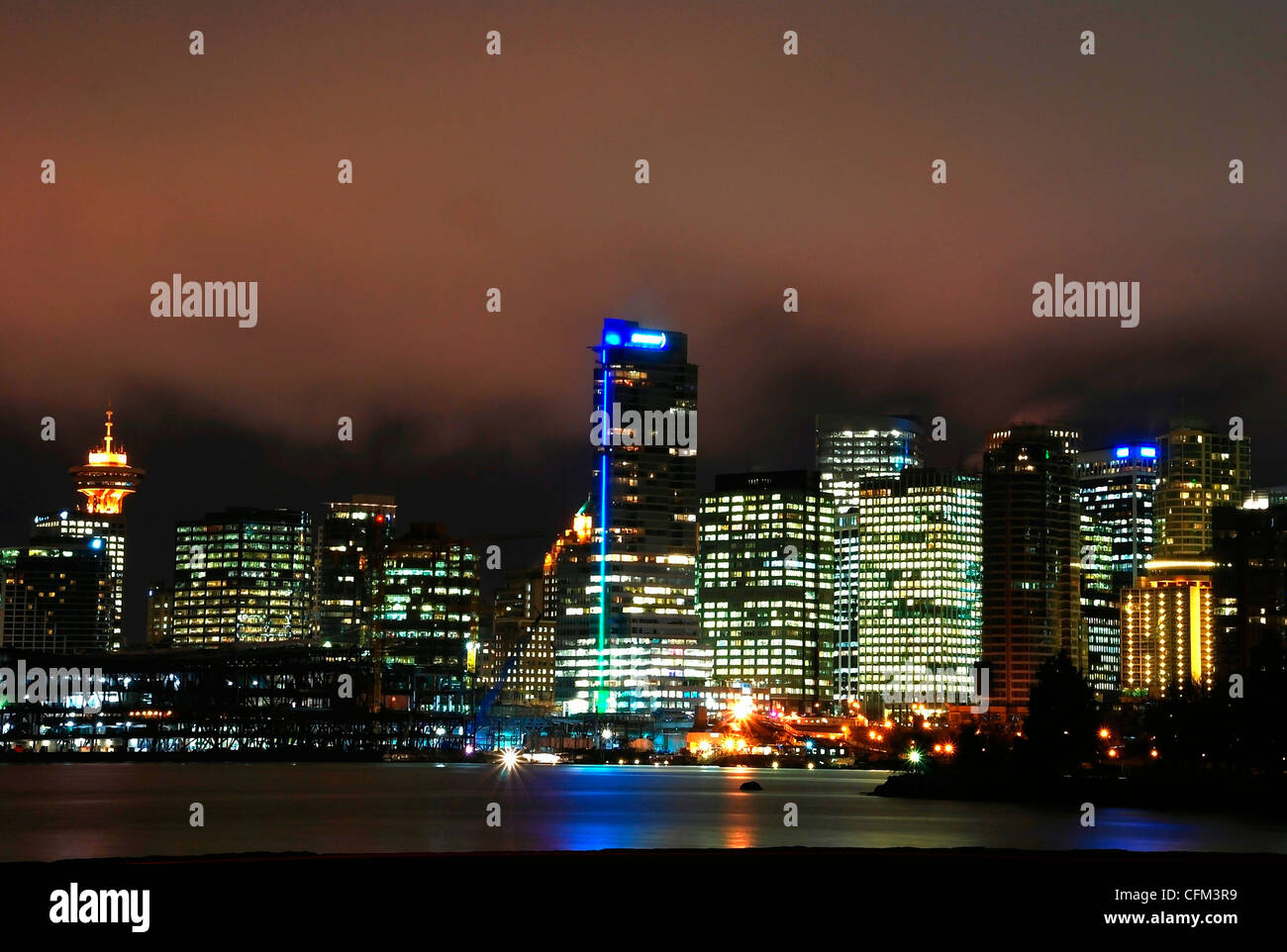 Scena notturna del centro cittadino di Vancouver, BC Canada. Vista dal Parco di Stanley Foto Stock
