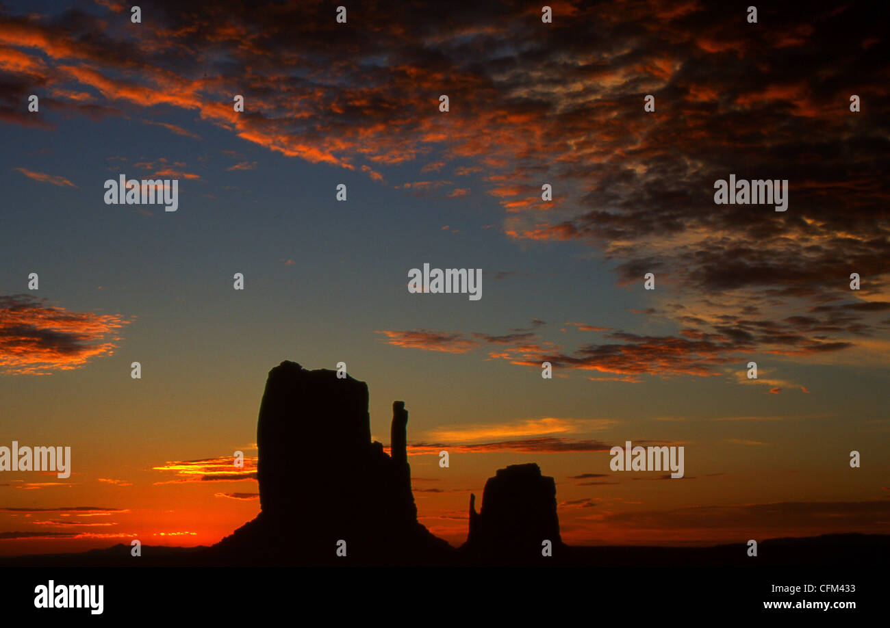 Muffole rocce di sunrise in Monument Valley NP, STATI UNITI D'AMERICA Foto Stock