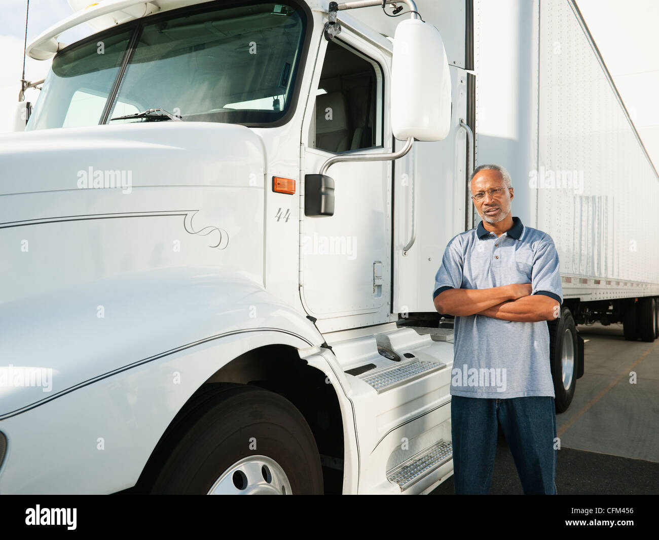 Stati Uniti, California, Santa Ana, autista del camion in piedi vicino al carrello Foto Stock