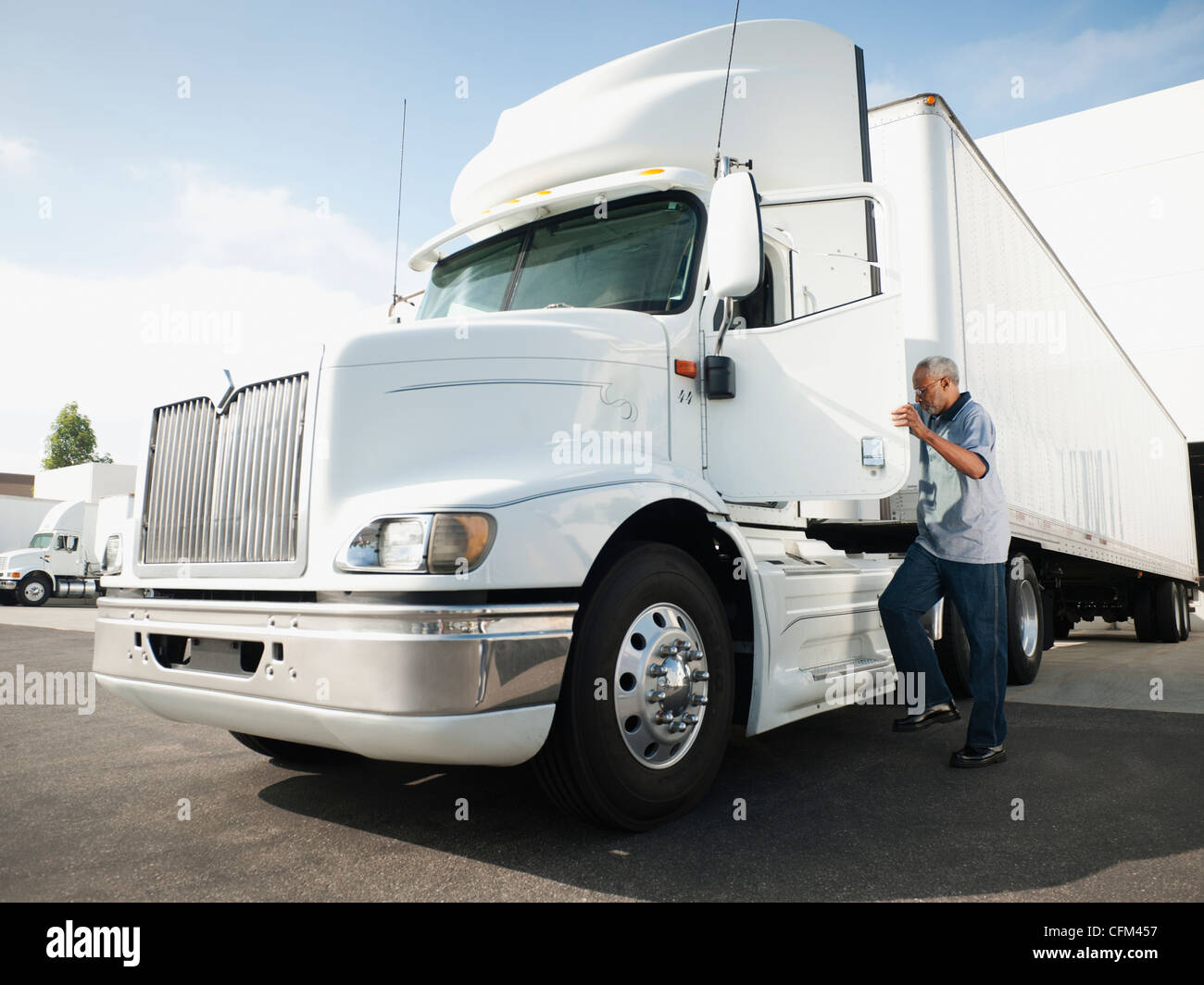 Stati Uniti, California, Santa Ana, camionista entra carrello Foto Stock