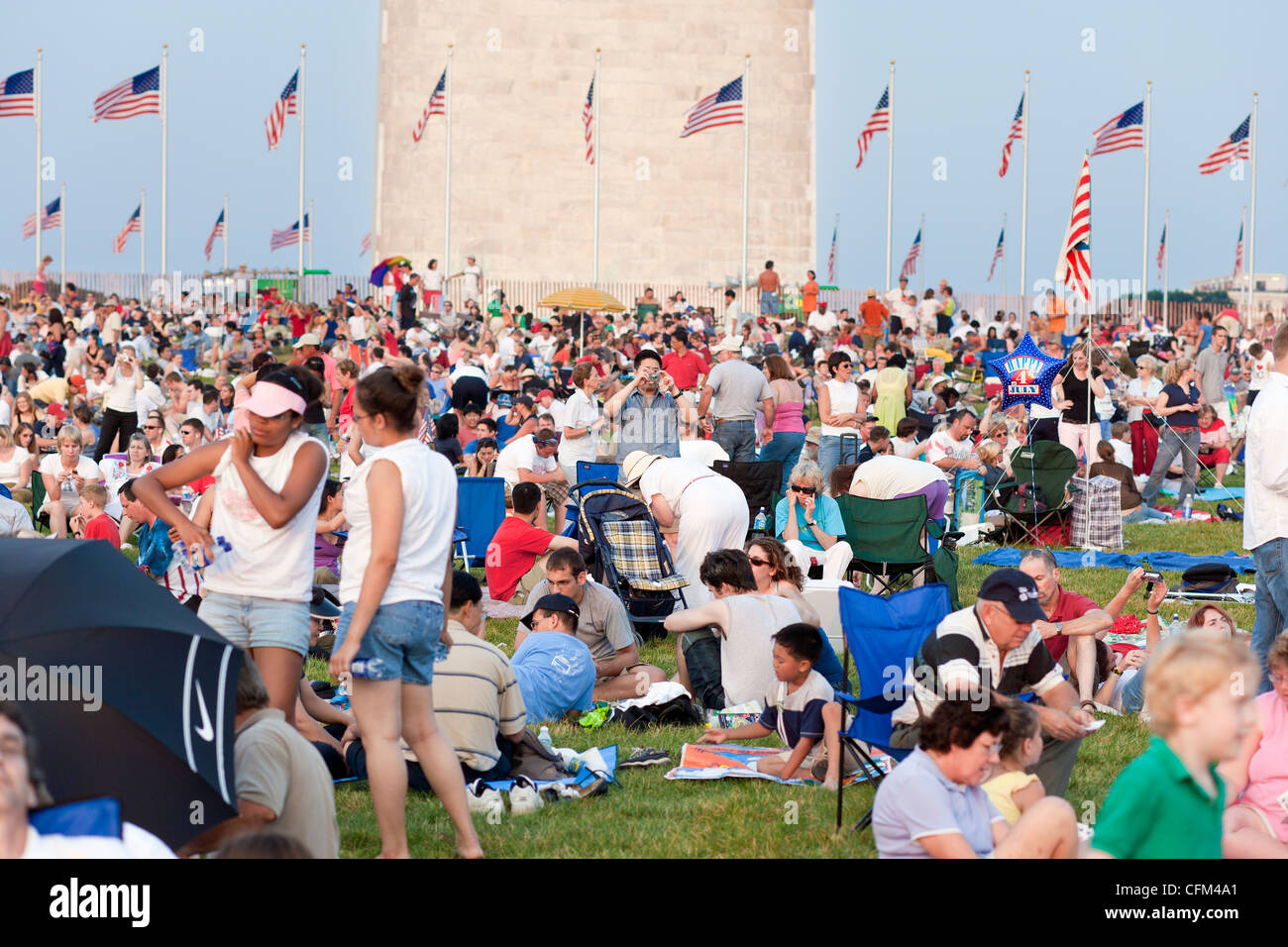 Washington D.C. La folla si radunano intorno alla base del Monumento di Washington in attesa per i fuochi d'artificio sul quarto il 4 luglio Foto Stock