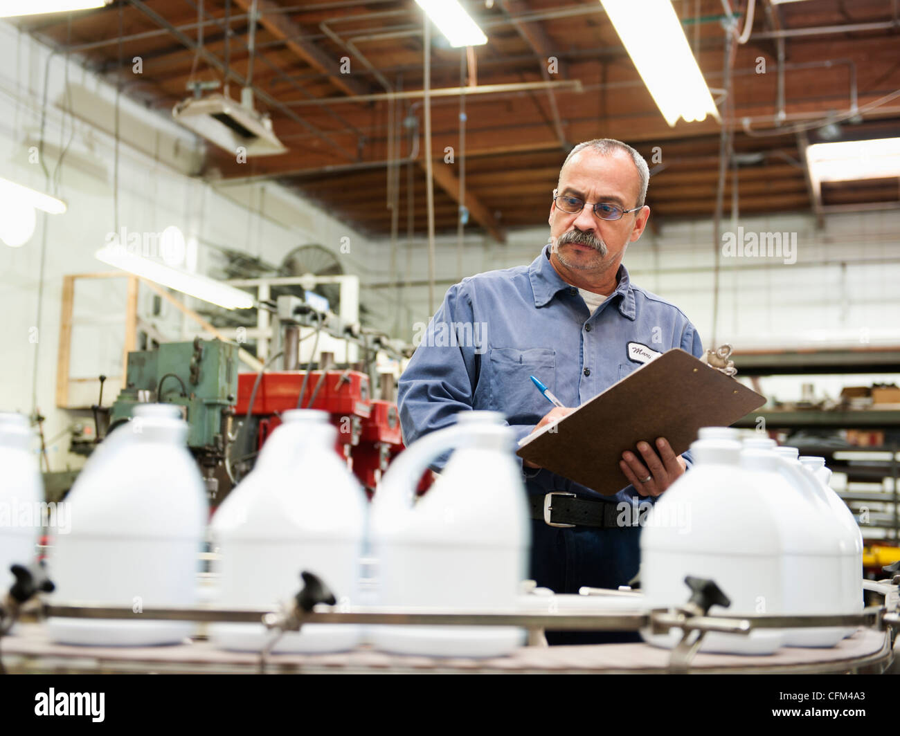 Stati Uniti, California, Santa Ana, magazzino lavoratore controllo merchandise Foto Stock