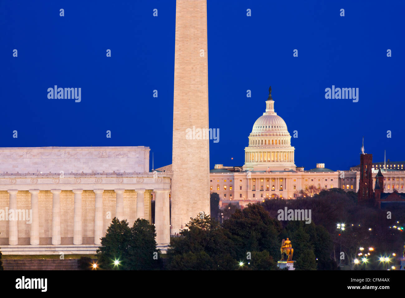Skyline di DC: tutti e 3 i famosi punti di riferimento sul National Mall. Il Lincoln Memorial, il Monumento a Washington; il Campidoglio al crepuscolo Foto Stock