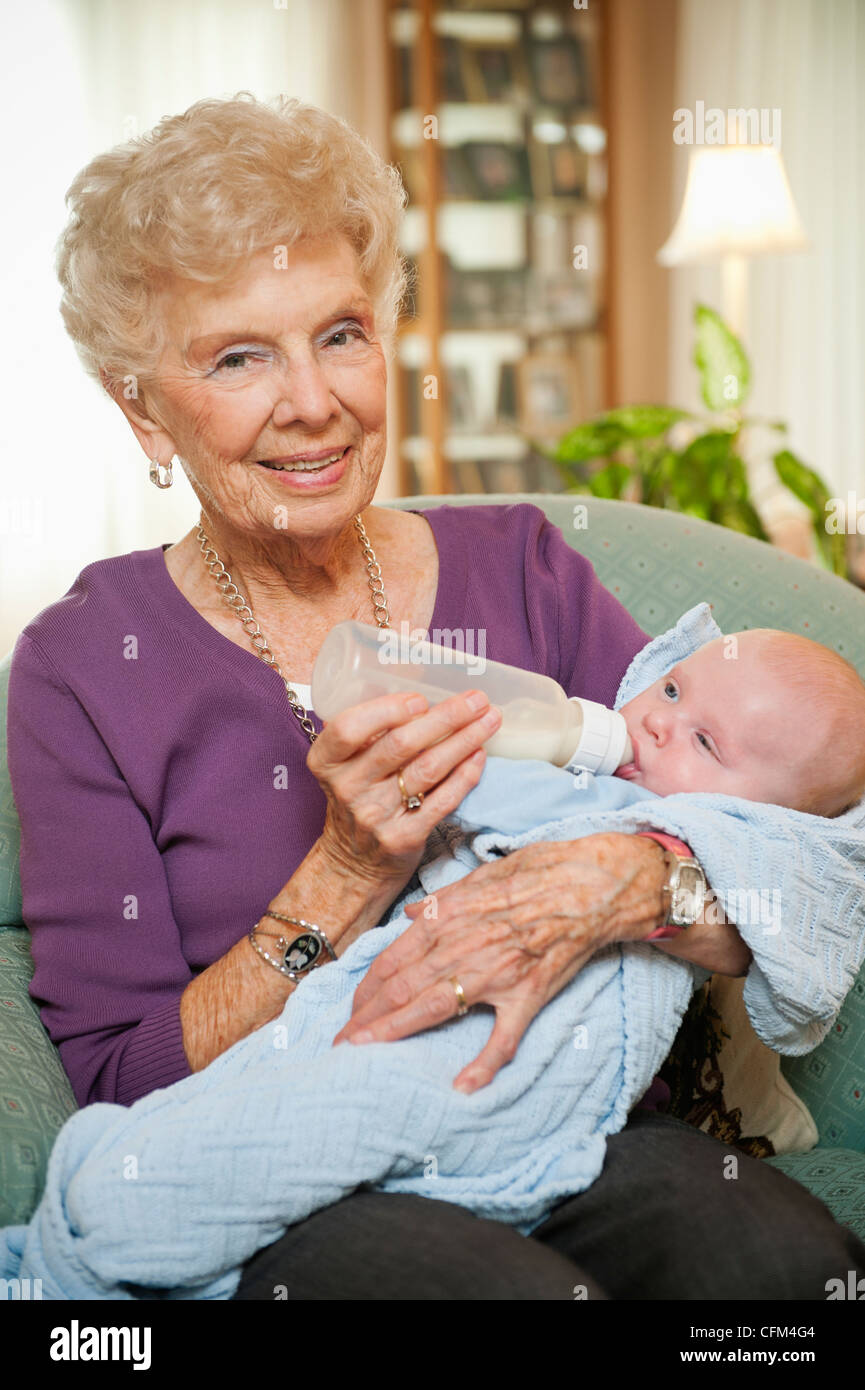 Stati Uniti d'America, Utah, Salt Lake City, ritratto di donna senior dando il latte al nipote (2-5 mesi) Foto Stock