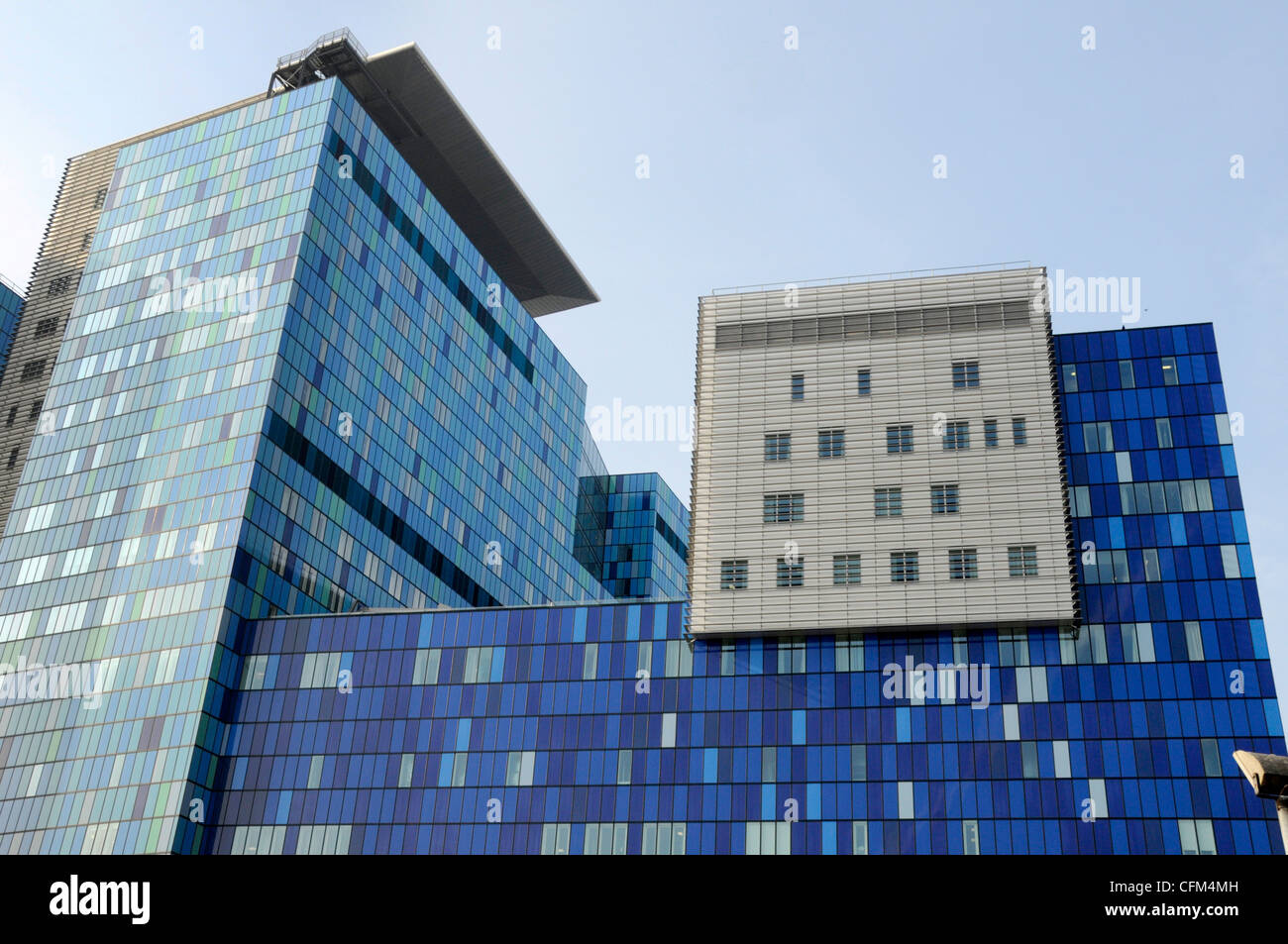 NHS moderno edificio esterno del grattacielo del Royal London Hospital che fornisce assistenza sanitaria nei e dintorni Whitechapel Tower Hamlets East London UK Foto Stock