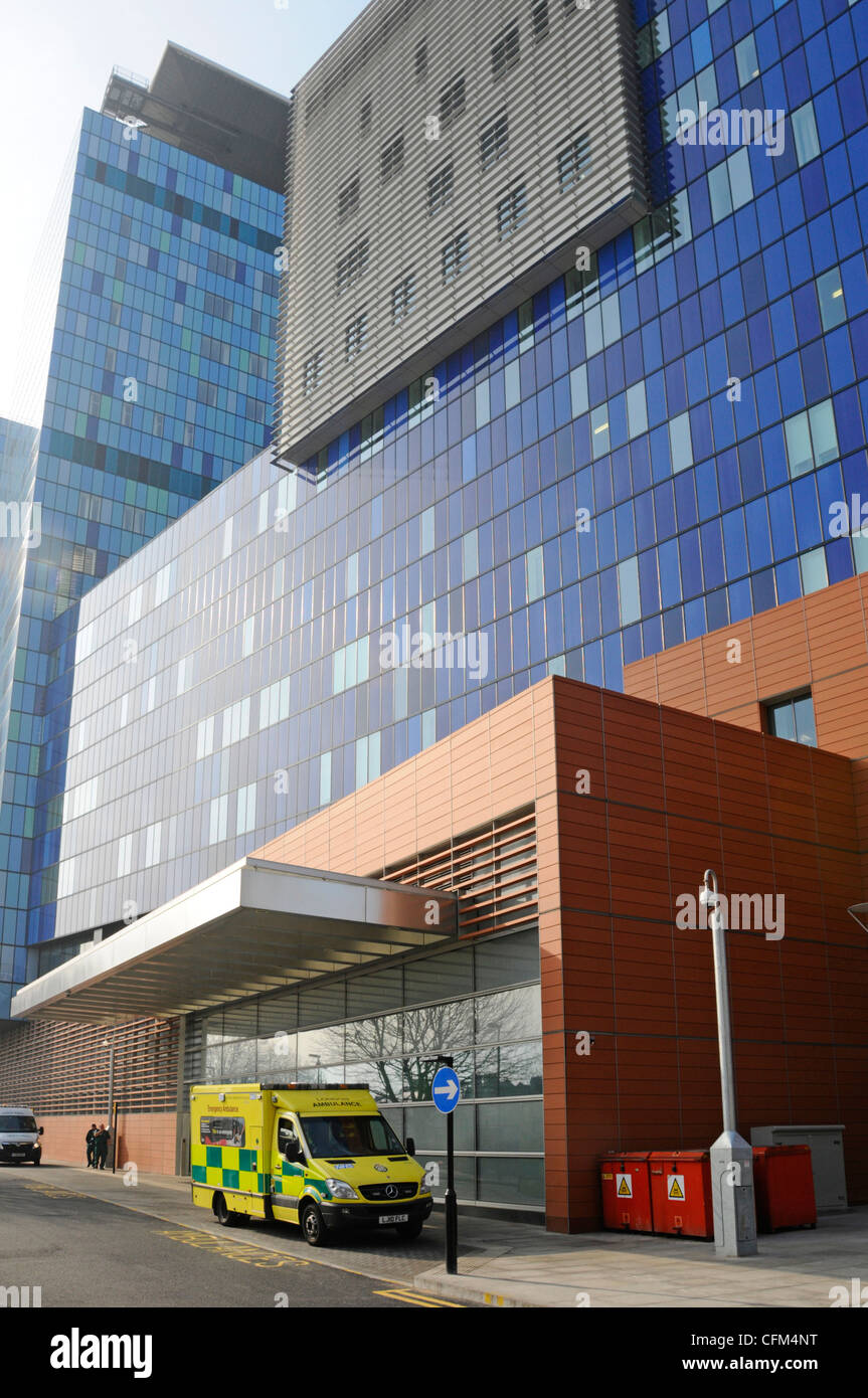 Ambulanza all'entrata del reparto A&e al nuovo ospedale NHS Royal London costruito nell'ambito di un programma di iniziativa finanziaria privata Whitechapel Inghilterra UK Foto Stock
