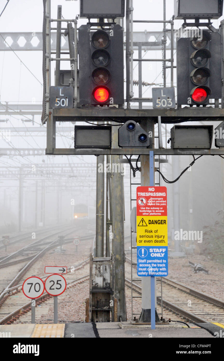 Mattinata nebbiosa a Shenfield stazione ferroviaria con Londra legato treno pendolare avvicinando Foto Stock