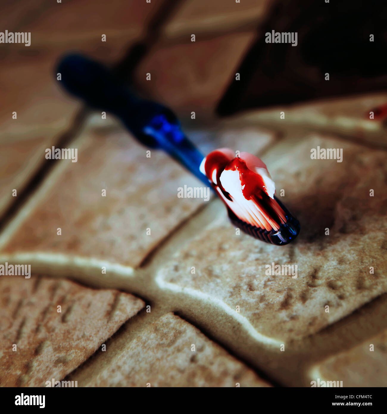 Spazzolino da denti con dentifricio e sangue Foto Stock