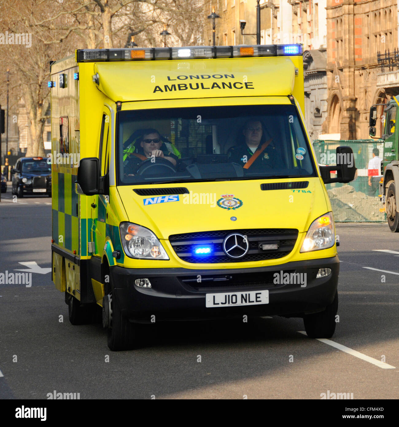 NHS LONDON REGNO UNITO DI EMERGENZA ambulanza SOS Call National Health Service paramedico equipaggio a bordo risponde 999 chiamata guida e velocizzando il blu lampeggiante Foto Stock