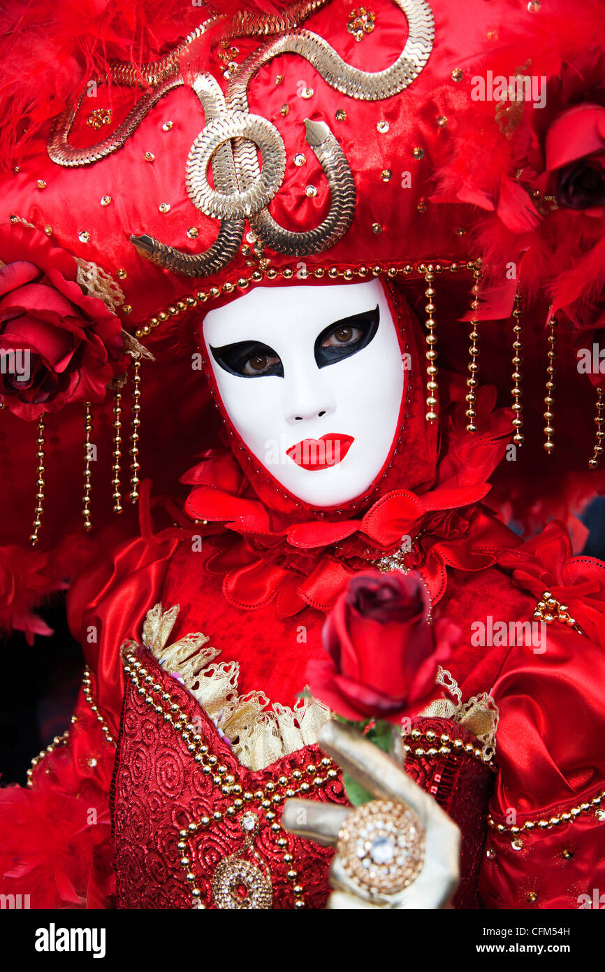 Donna con una maschera bianca e un costume rosso, il Carnevale di Venezia,  Veneto, Italia Europa Foto stock - Alamy