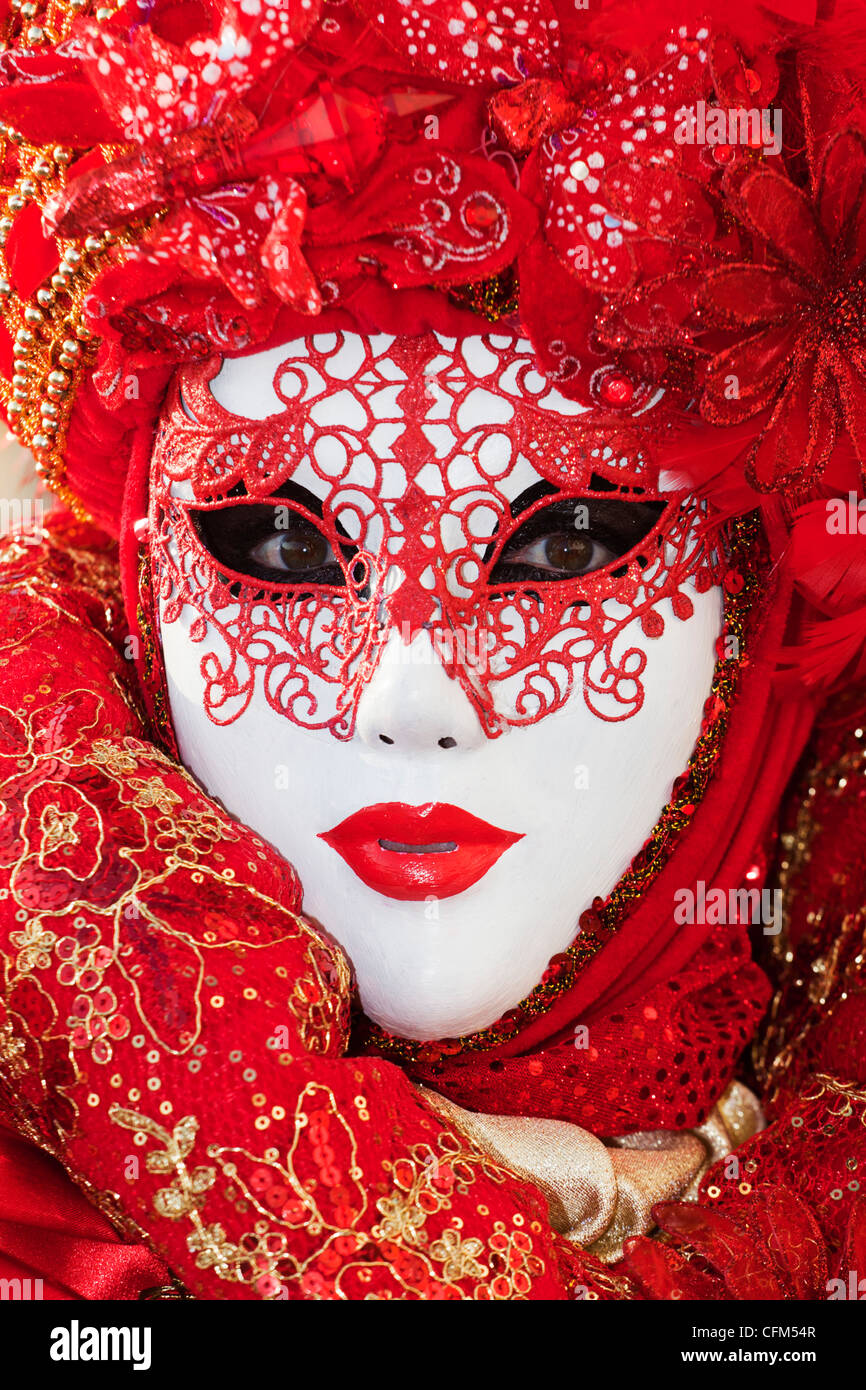 Ritratto di una donna con una maschera bianca e un costume rosso