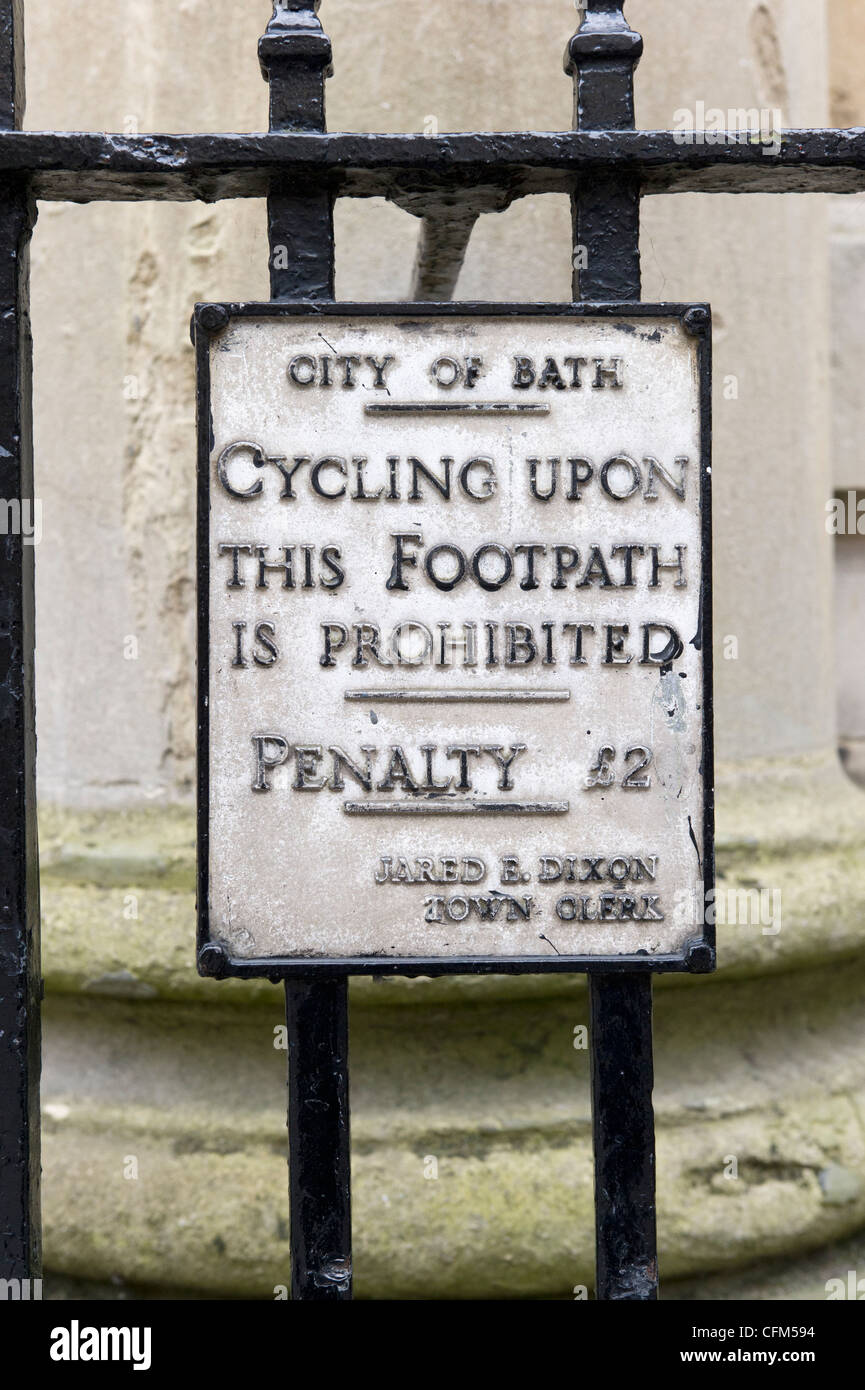 In vecchio stile tradizionale segno di strada: escursioni in bicicletta sul sentiero proibito in Bath Somerset REGNO UNITO. Foto Stock