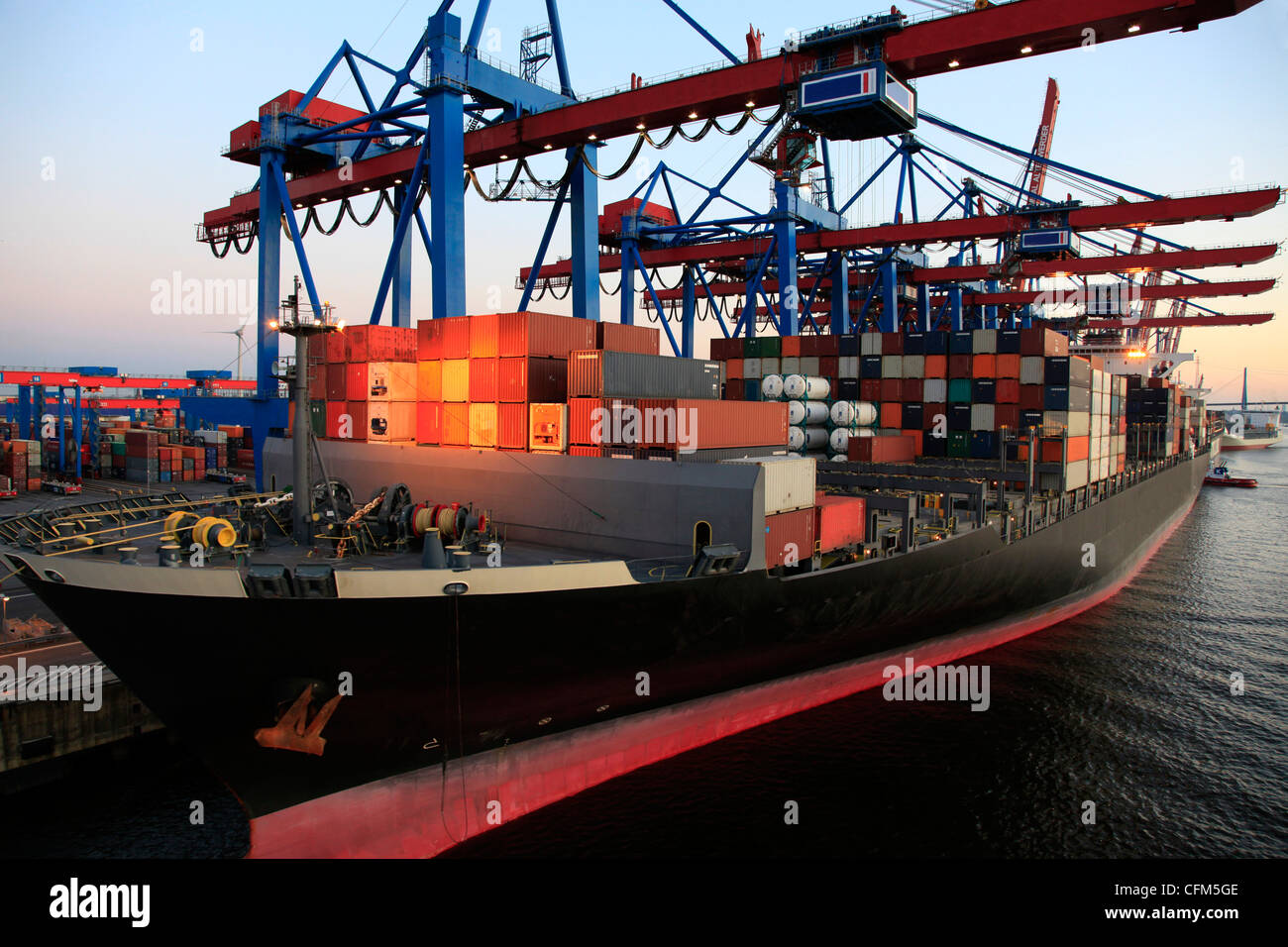 Nave portacontainer nel porto di Amburgo, Germania, Europa Foto Stock