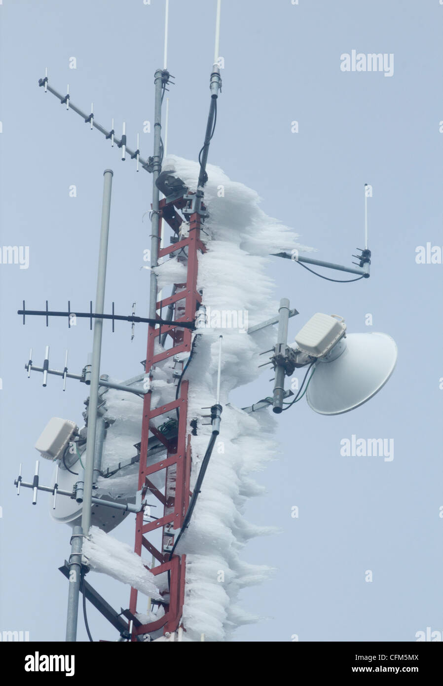 Congelati neve sulla torre di comunicazione Foto Stock