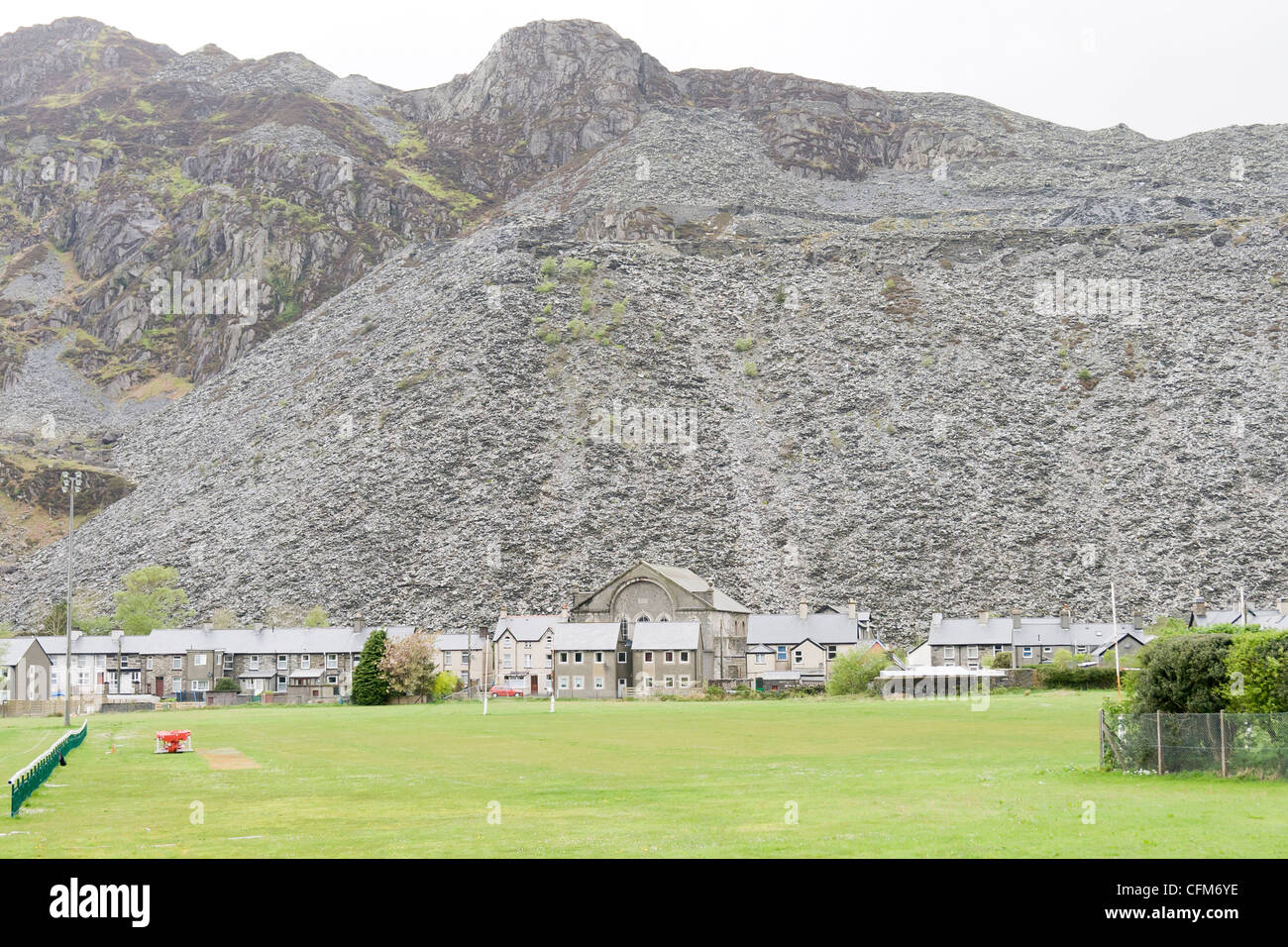 Il paesaggio della città a Blaenau Ffestiniog, Galles con ardesia in background Foto Stock