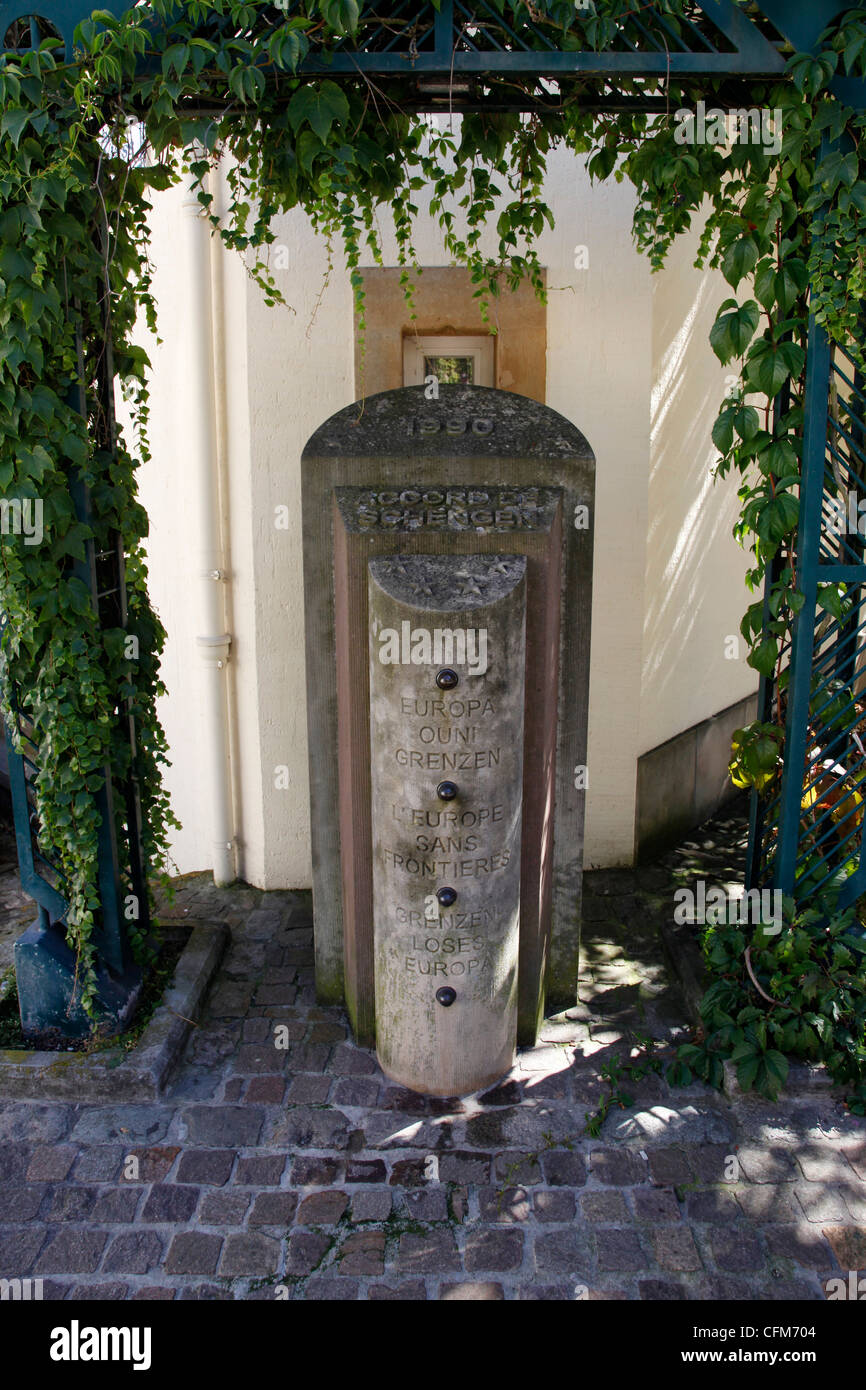 Lapide commemorativa per la convenzione di Schengen Schengen, la valle di Mosel, LUSSEMBURGO, Europa Foto Stock
