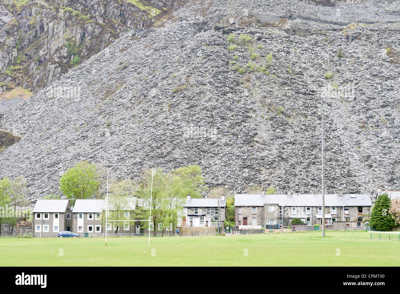 Il paesaggio della città a Blaenau Ffestiniog, Galles con ardesia in background e posti di rugby Foto Stock