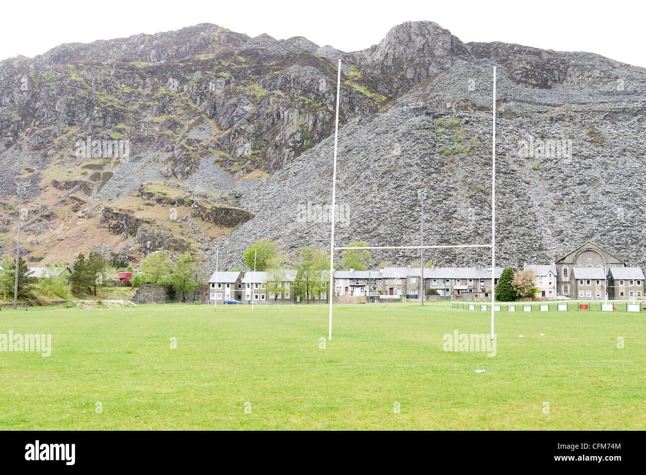 Il paesaggio della città a Blaenau Ffestiniog, Galles con ardesia in background e posti di rugby Foto Stock