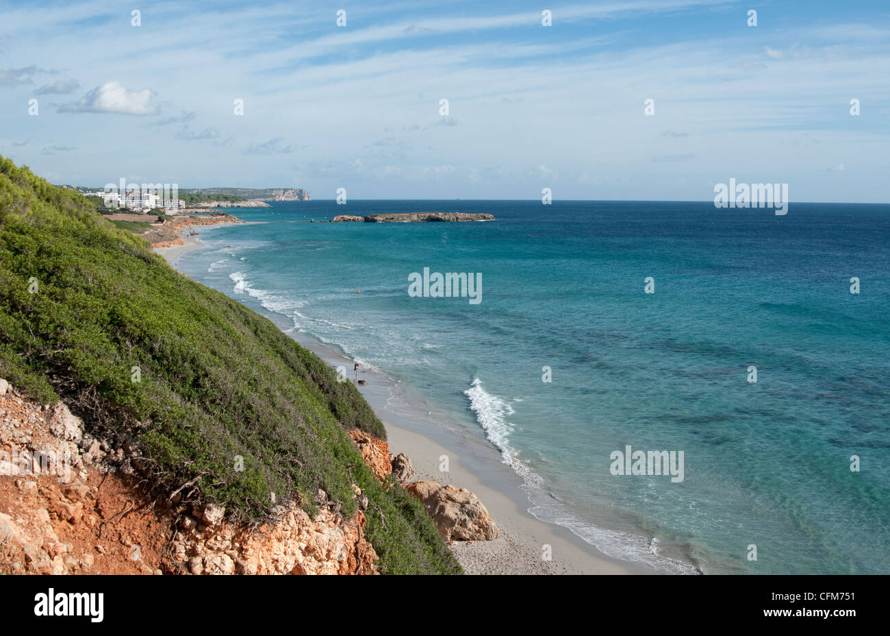 Guardando verso il basso a le chiare acque blu della spiaggia di Binigaus dalle scogliere vicino a Sant Tomas resort menorca Spagna Foto Stock