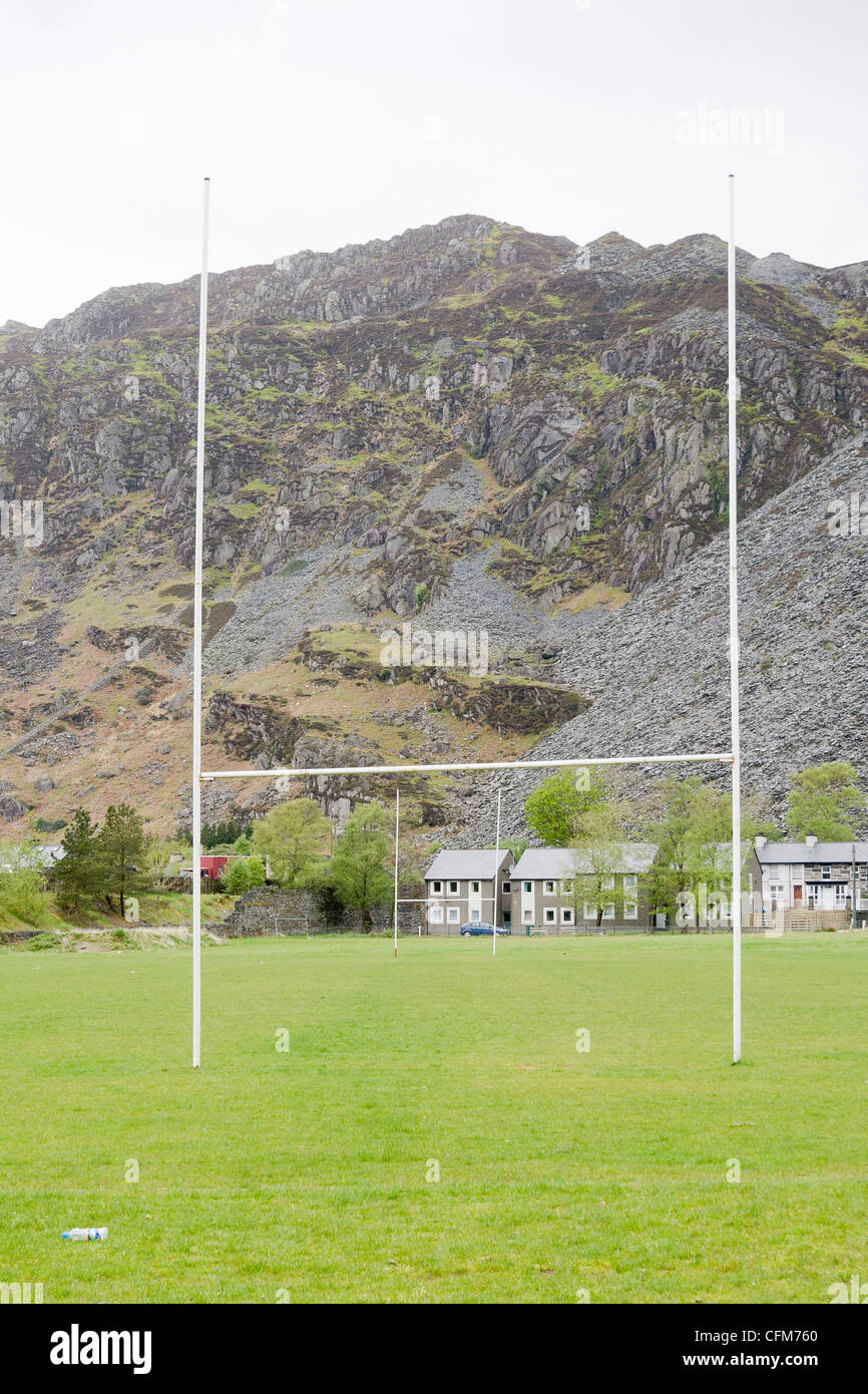 Il paesaggio della città a Blaenau Ffestiniog, Galles con ardesia in background e posti di rugby Foto Stock
