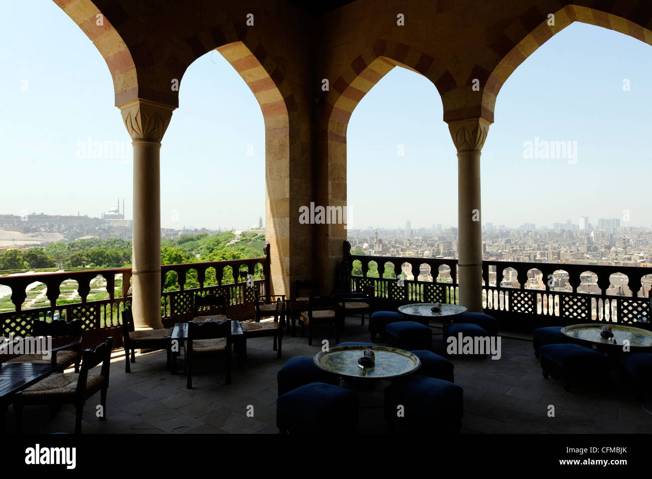 Il Cairo. L'Egitto. Vista panoramica del Cairo e della cittadella dall'Oriental progettato Alain Le Notre pasticceria a Al-Azhar Park Foto Stock