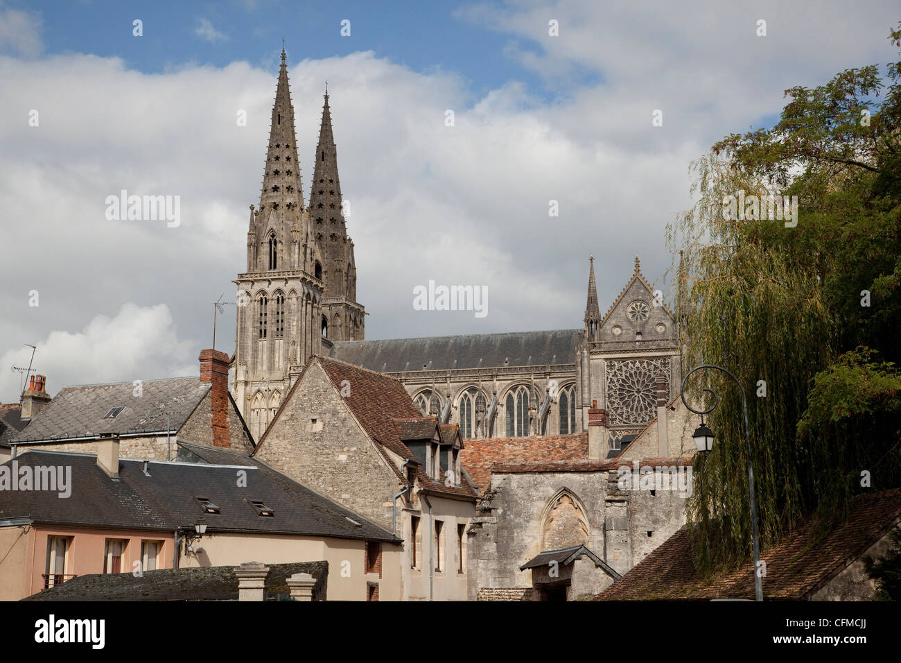 Cattedrale di guglie visto su vecchie case, vede, Bassa Normandia, Francia, Europa Foto Stock