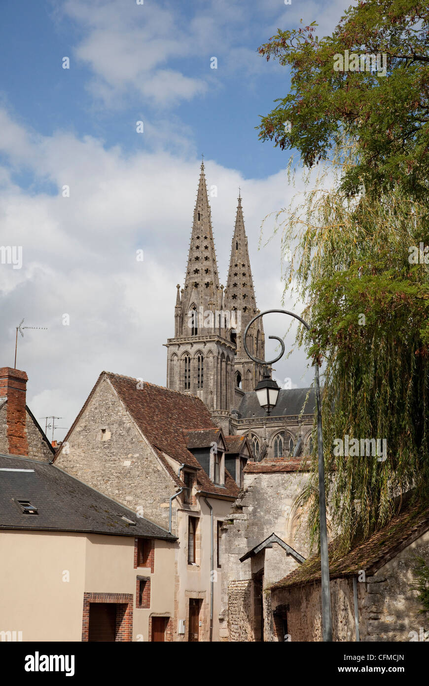 Cattedrale di guglie visto su vecchie case, vede, Bassa Normandia, Francia, Europa Foto Stock