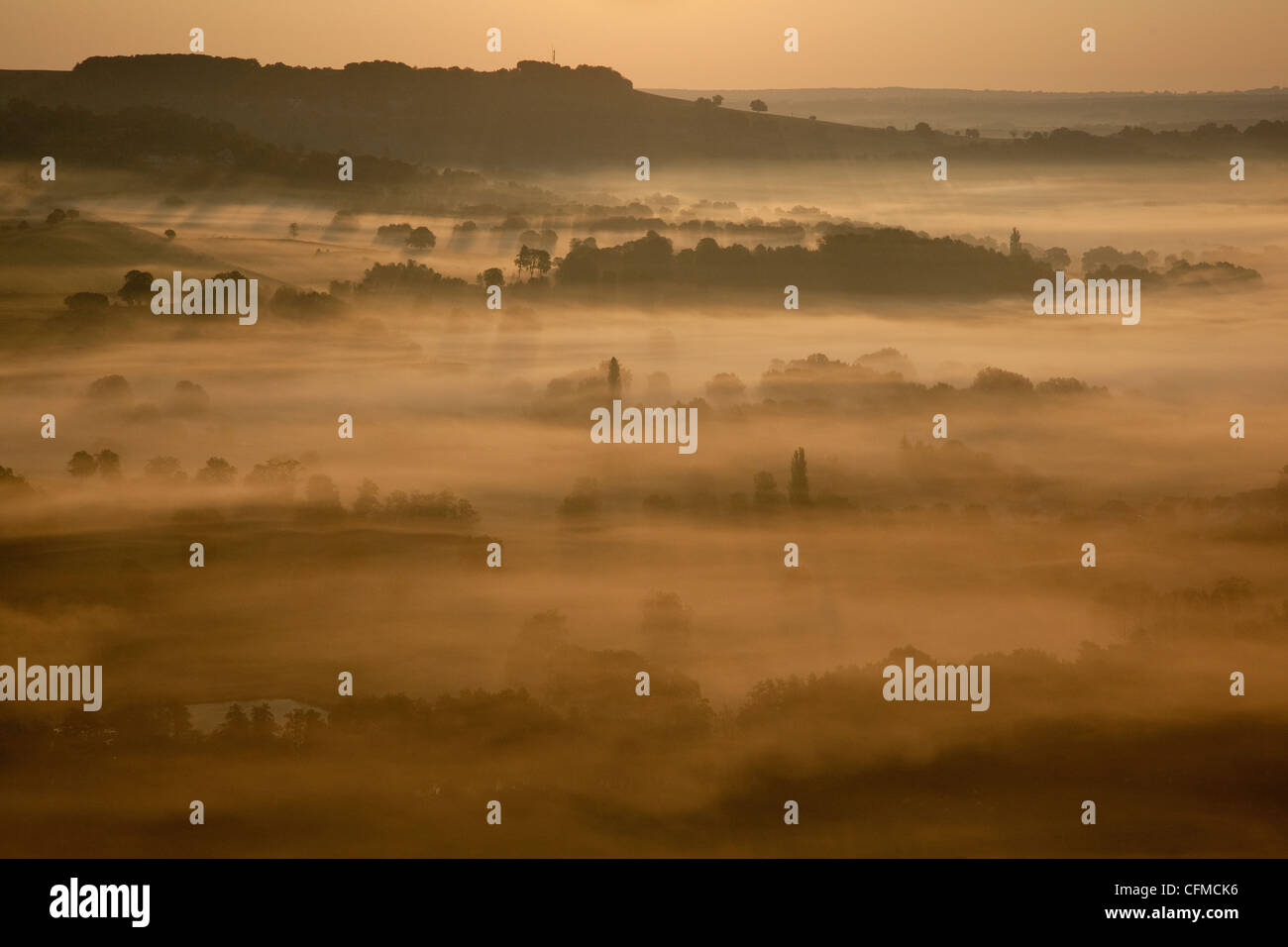 Sunrise sulle misty valley dalla terrazza, Vezelay, Borgogna, in Francia, in Europa Foto Stock