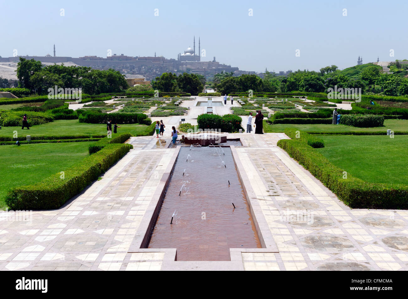 Il Cairo. L'Egitto. Vista in lontananza la svettante minareto presso la cittadella dalla passeggiata principale a Al-Azhar parco paesaggistico moderno Foto Stock