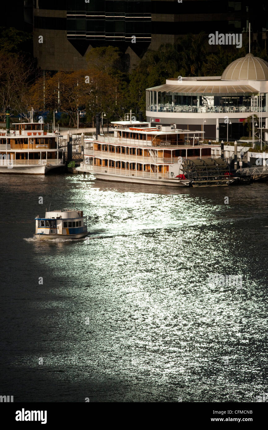 Piroscafi a ruote a Eagle Street Pier e traghetto sul Fiume Brisbane in centro città, Brisbane, Queensland, Australia Pacific Foto Stock