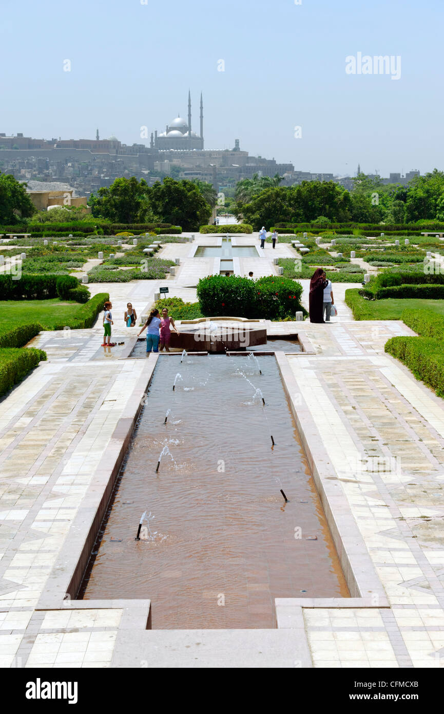 Il Cairo. L'Egitto. Vista in lontananza la svettante minareto presso la cittadella dalla passeggiata principale a Al-Azhar parco paesaggistico moderno Foto Stock