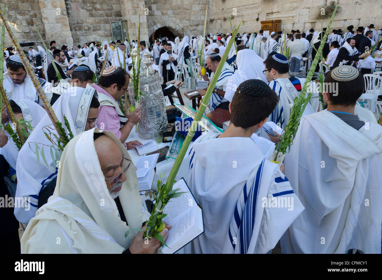 Sukkot celebrazioni con Lulav parete occidentale, la Città Vecchia di Gerusalemme, Israele, Medio Oriente Foto Stock