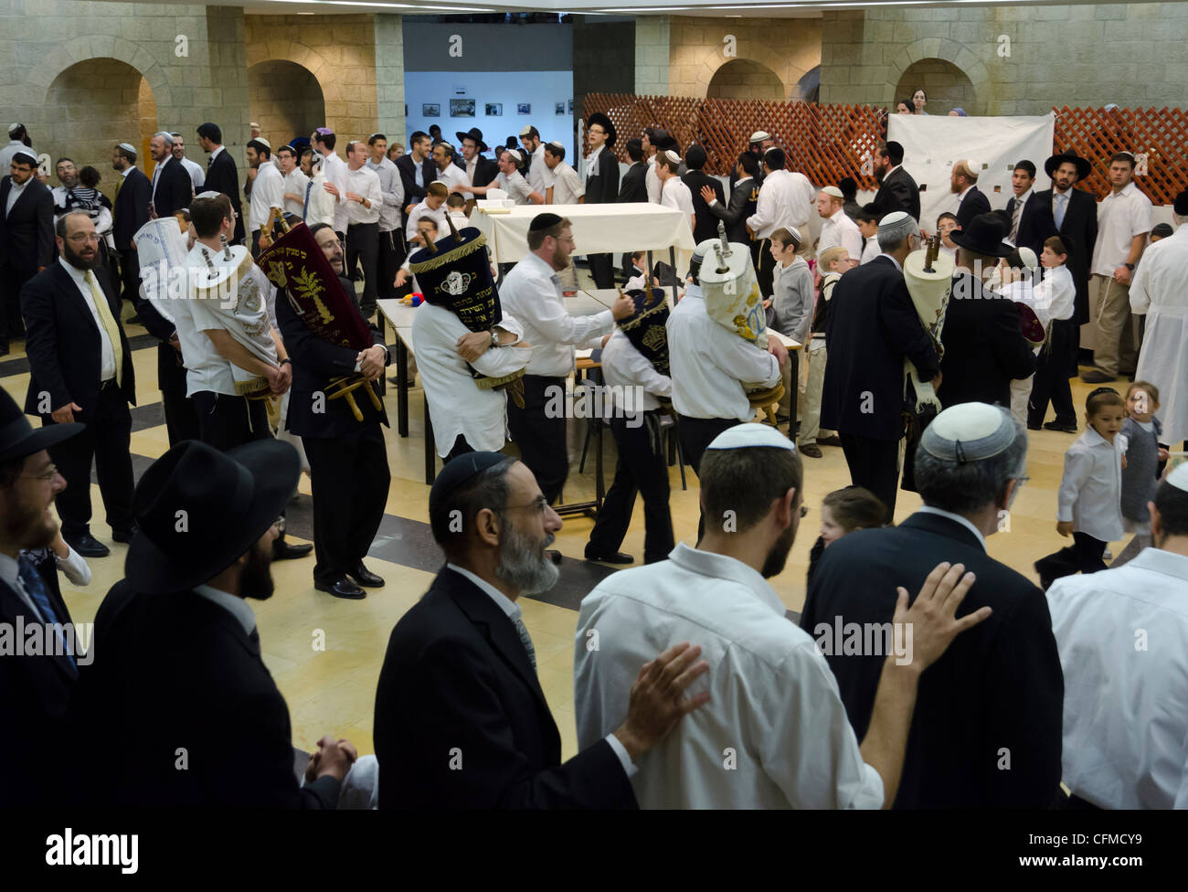 Gli ebrei ballando con la Torah scrolls, Simhat Torah festa ebraica di Gerusalemme, Israele, Medio Oriente Foto Stock