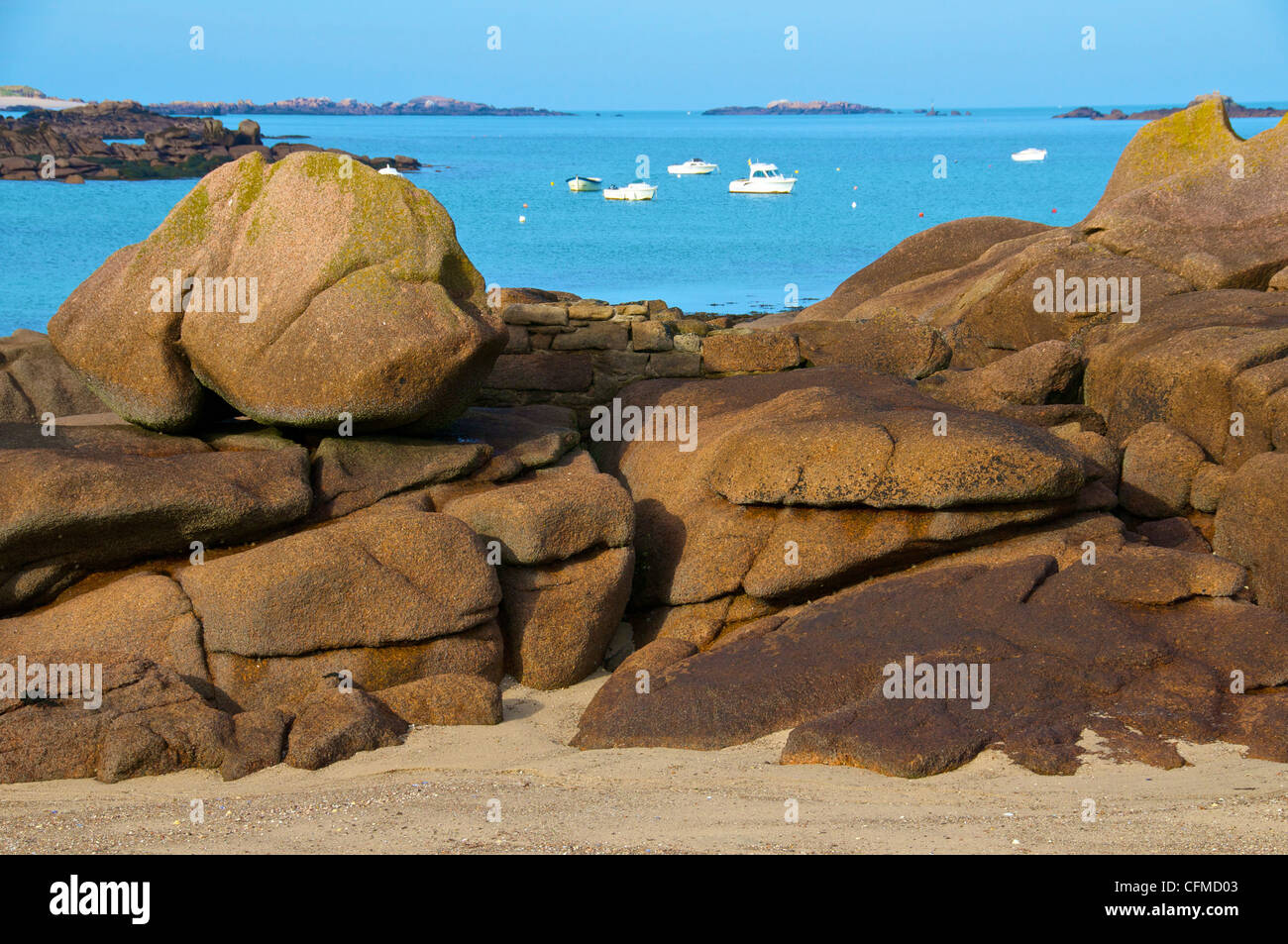 Mare e spettacolari rocce, Trebeurden, Côte de Granit Rose (costa di Granito Rosa), Cotes d'Armor Bretagna, Francia, Europa Foto Stock