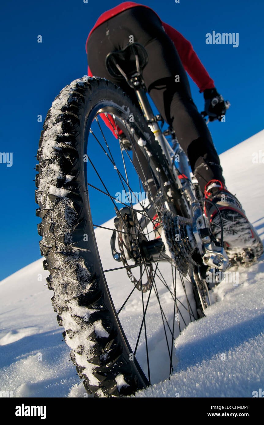 Ciclismo invernale su neve montagna austriaca Foto Stock