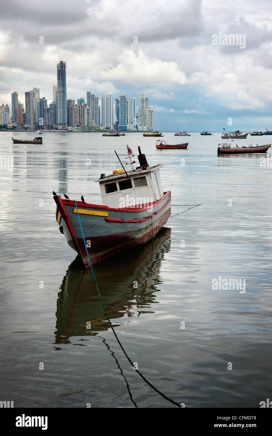 Panama, Panama City, barca da pesca con skyline in background Foto Stock