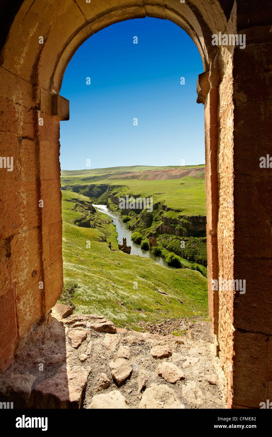 Vista della strada di seta da Seljuk Turk moschea di Ebul Minuchihr costruito nel 1072. Ani , Kars , Anatolia, Turchia Foto Stock