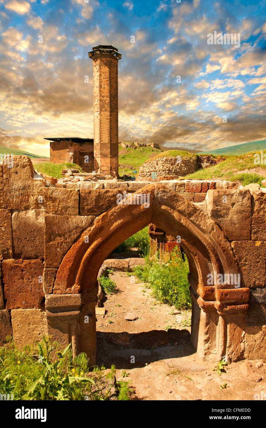 Medievale porta gotica Arch infront di Seljuk Turk moschea di Ebul Minuchihr costruito nel 1072. Ani , Kars , Anatolia, Turchia Foto Stock