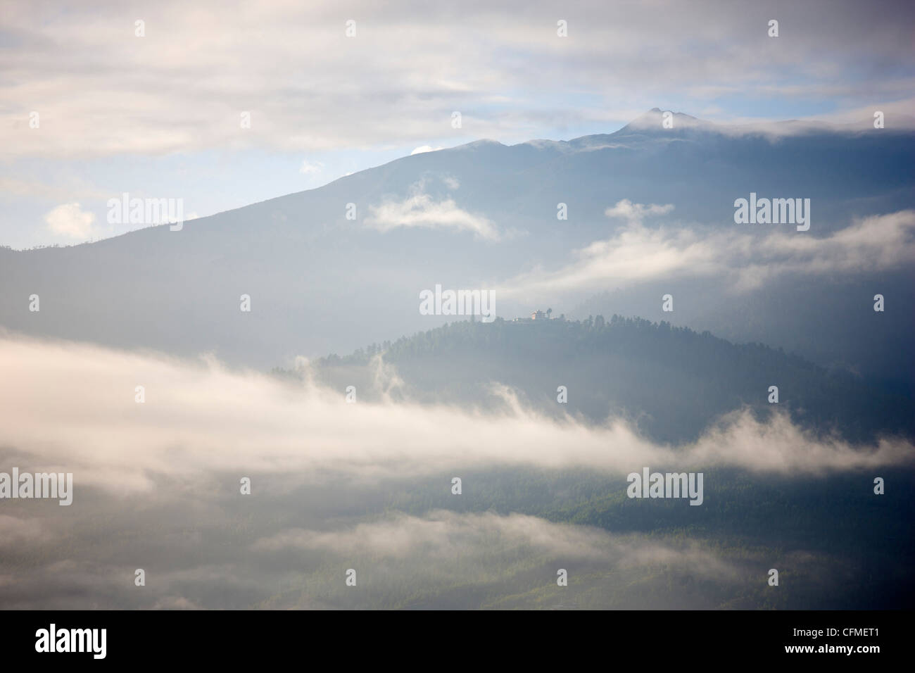 Early Morning mist appesa sopra le montagne al di fuori Thimpu, Bhutan, Himalaya, Asia Foto Stock