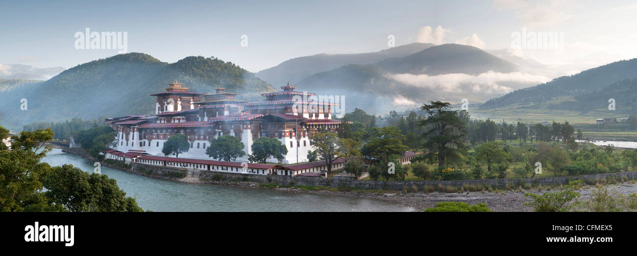 Misty dawn vista del Punakha Dzong, Punakha Valley, Bhutan, Himalaya, Asia Foto Stock