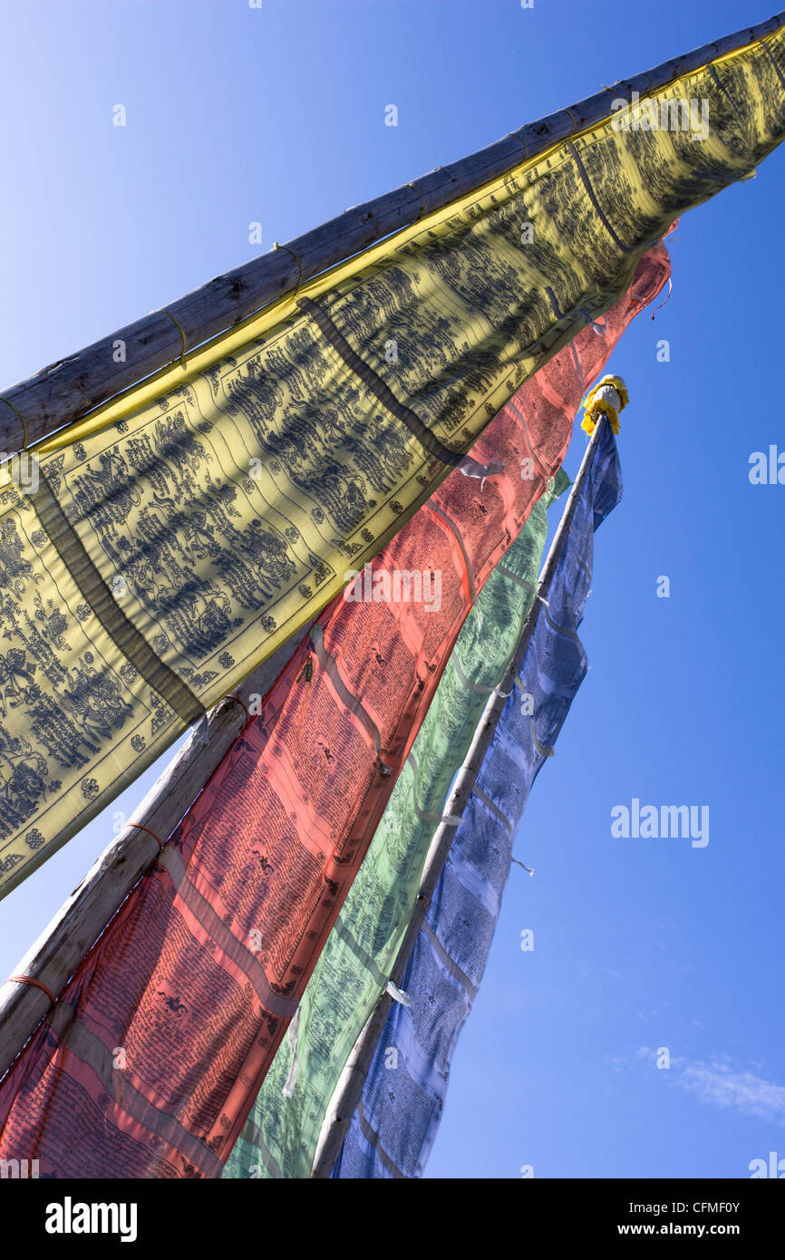 Bandiere di preghiera retroilluminati da sole di sera a Chendebji Chorten tra Wangdue Phodrang e Trongsa, Bhutan, Asia Foto Stock