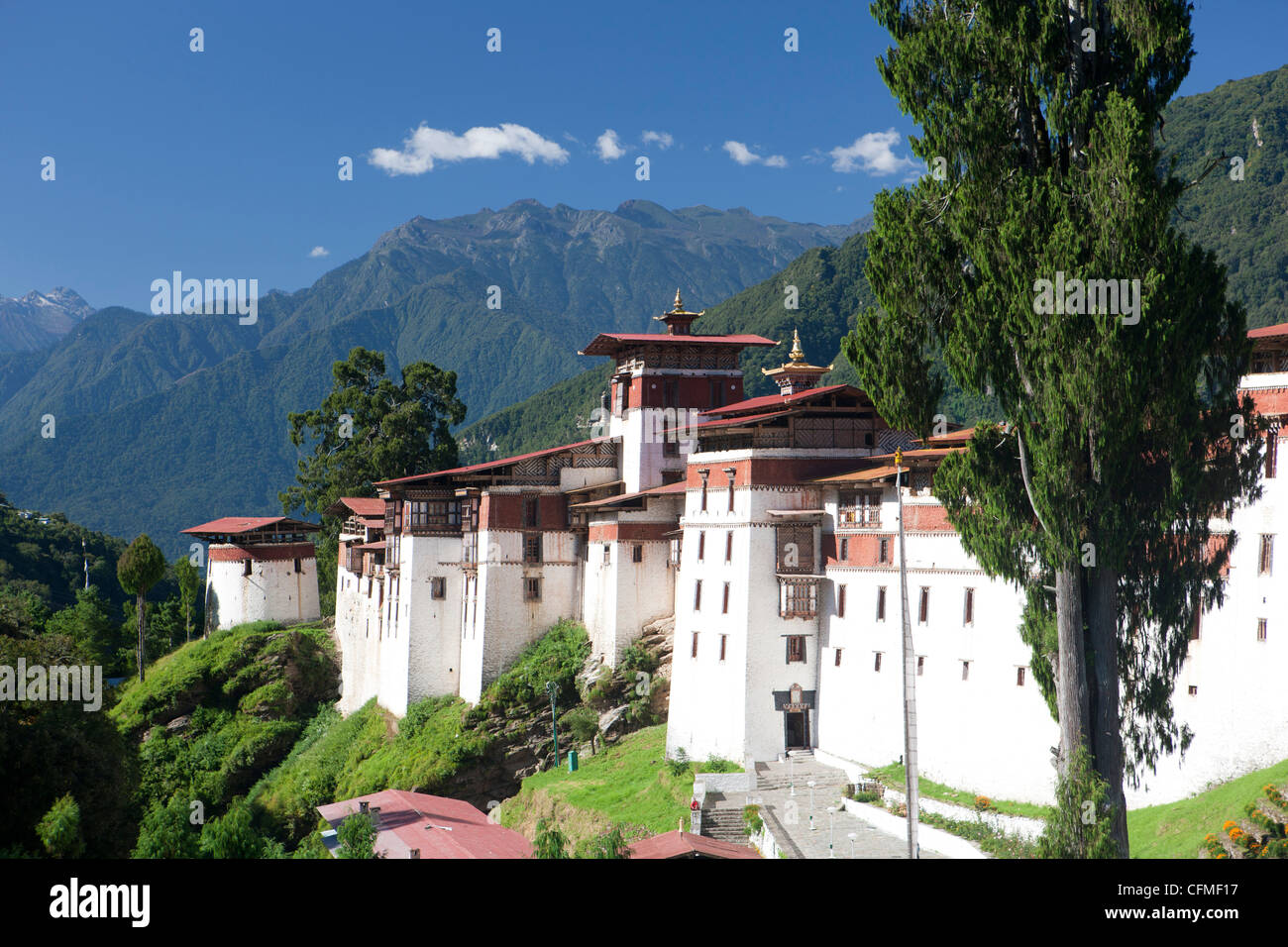 Trongsa Dzong contro un albero coperto di montagne, Trongsa, Bhutan, Himalaya, Asia Foto Stock