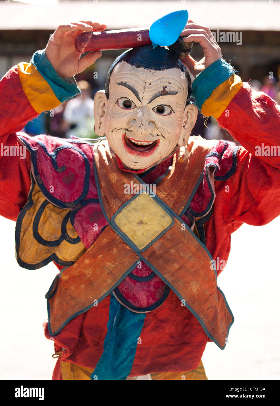 Clown con legno intagliato pene sul suo capo Jakar, Bumthang, Bhutan, Asia Foto Stock