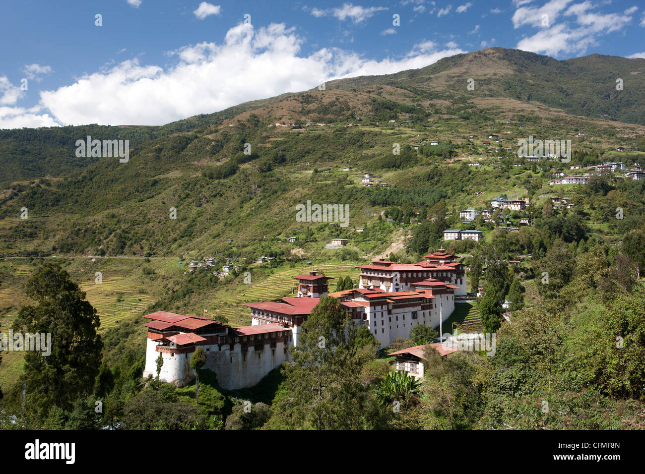 Trongsa Dzong impostato tra coperto da alberi colline vicino alla città di Trongsa, Bhutan, Asia Foto Stock